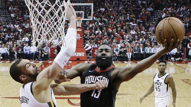 James Harden (v ernm) z Houstonu najd do koe Utahu kolem Rudyho Goberta.