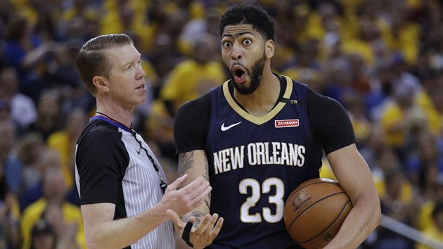 Anthony Davis z New Orleans se hd s rozhodm.