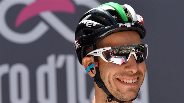 Fabio Aru se usmv ped startem tvrt etapy Gira.