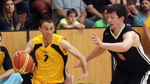 Jihlavsk basketbalista Miroslav Krajcigr (vlevo) atakuje ko Hradce Krlov kolem Ondeje Peterky.