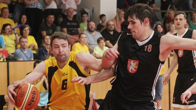 Jihlavsk basketbalista Jakub Dokulil (vlevo) obchz Petera Majerka z Hradce Krlov.
