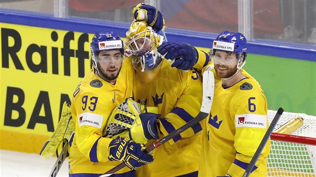 Radost švédských hokejistů z vítězství nad Českem na MS 2018. Zleva Mika Zibanejad, Magnus Hellberg a Adam Larsson.
