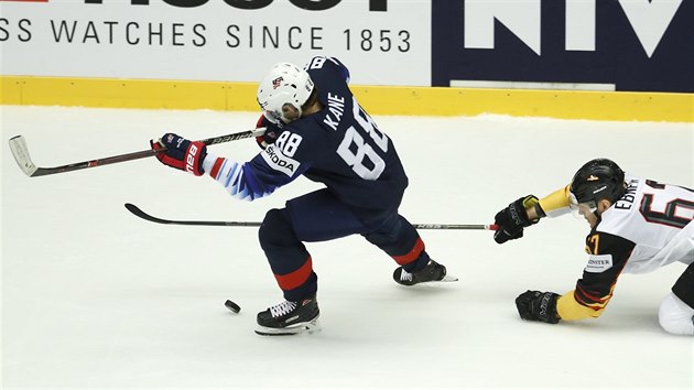 Amerian Patrick Kane (vlevo) unik nmeckmu obrnci Bernhardu Ebnerovi.