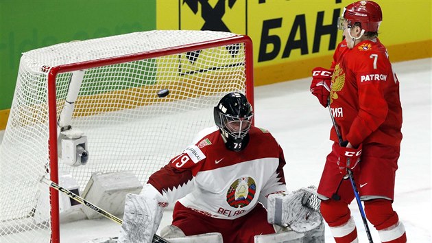 Běloruský gólman Vitalij Trus na střelu nezareagoval, minula jeho klec. Přihlíží Rus Kirill Kaprizov (vpravo).