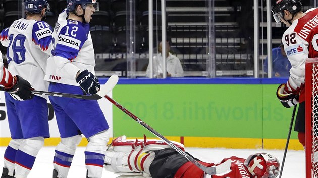 Slovci Patrik Svitana s Dvidem Bondrou (slo 12) slav gl v rakousk sti. Na led le pekonan glman Bernhard Starkbaum.