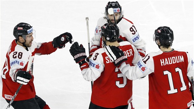 Rakuan se raduj se snen na 2:3 proti Slovensku. Zleva Martin Schumnig, Dominique Heindrich, spn stelec Peter Schneider a Lukas Haudum.