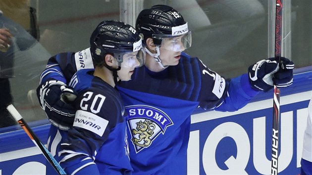 Finsk hokejista Sebastian Aho (vlevo) gratuluje Vile Matti Savinainenovi ke glu proti Norsku.