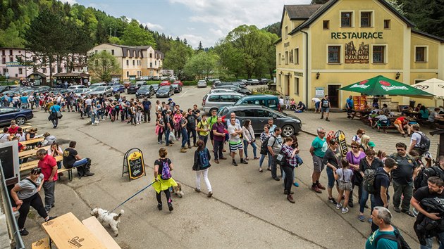Do skalních měst v Adršpachu a Teplicích nad Metují přijely tisíce návštěvníků. Fronta před pokladnou Teplických skal. (3. května 2018)
