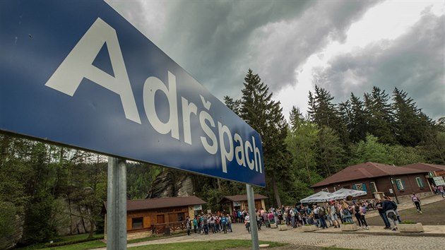 Do skalních měst v Adršpachu a Teplicích nad Metují přijely tisíce návštěvníků (3. 5. 2018).