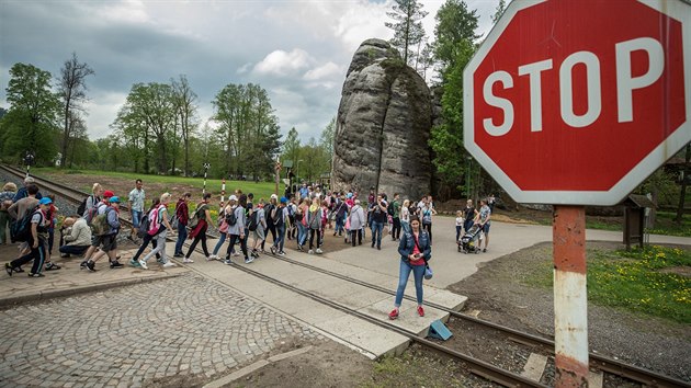Do skalních měst v Adršpachu a Teplicích nad Metují přijely tisíce návštěvníků. Proud lidí mezi vstupem do Adršpašských skal a parkovišti. (3. května 2018)