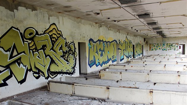 Budova slou�ila jako z�zem� J�my Kate�ina II v Radvanic�ch, od devades�t�ch let ch�tr�.