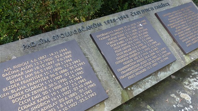 Socha rudoarmějce z roku 1981 a pamětní desky tvoří pietní místo v Jaroměři.