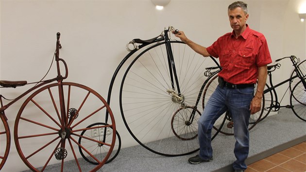 Svatopluk Henke v muzeu, kter pibl historii zvodn od ry staikch velociped a po kola, na nich se jezdil Zvod mru.