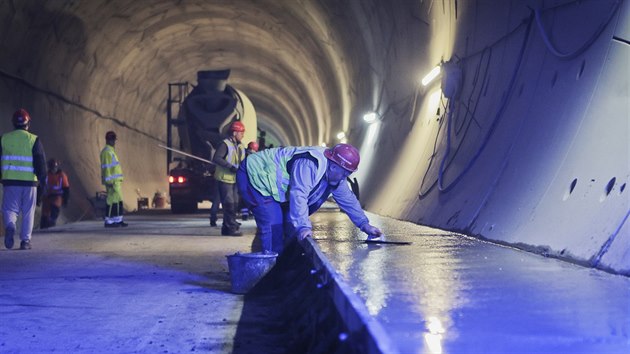 erstvý beton z domícháva stavbai ihned uhlazují v bednní, kde vznikne...