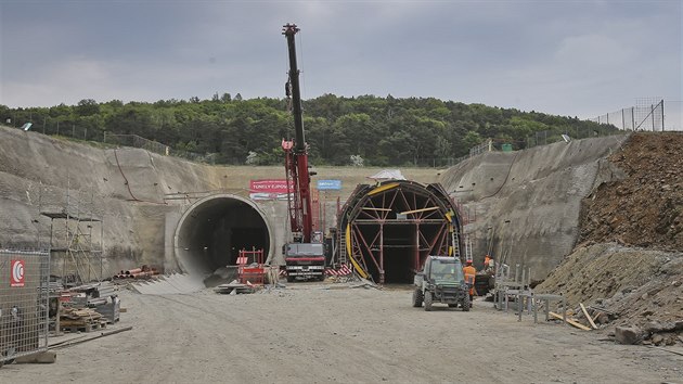 Na plzeňské straně tunelu stavbaři právě budují bednicí konstrukci pro portály. (5. 5. 2018)