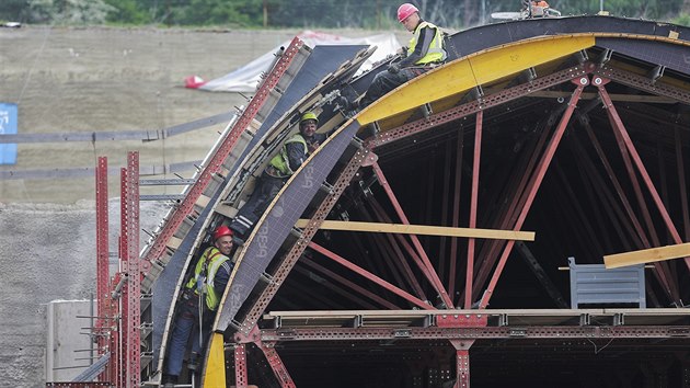 Plzeňská strana tunelu. Zde stavbaři budují bednicí rekonstrukci pro portály. (5. 5. 2018)