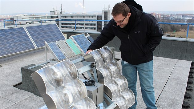 Solární panel s koncentrovanou fotovoltaikou ukazuje Jan Řeboun z inovačního centra Západočeské univerzity.