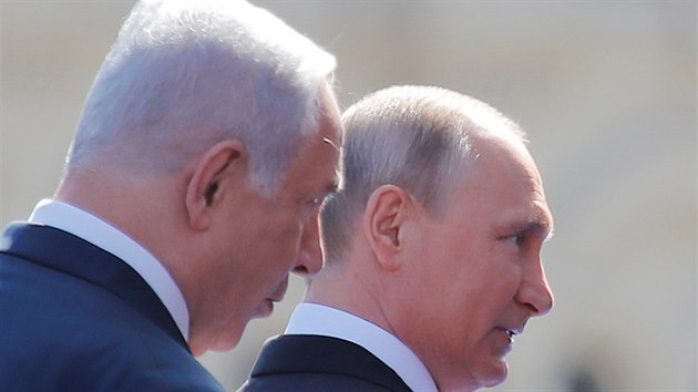 Izraelsk premir Benjamin Netanjahu a rusk prezident Vladimir Putin na vojensk pehldce v Moskv (9. kvtna 2018)