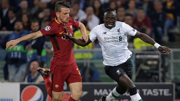 Alessandro Florenzi ze ma se pokou zastavit liverpoolskho rychlka Sadia Manho.