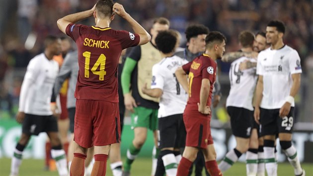 KONEC. Zklamaný Patrik Schick po odvetě semifinále Ligy mistrů, v pozadí postupující fotbalisté Liverpoolu.