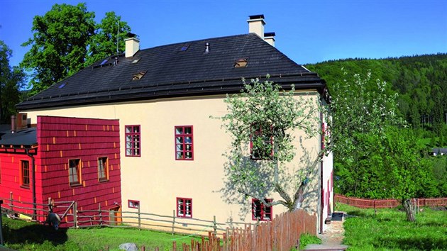 Ekologicky �etrn� d�m o sob� d�v� v�d�t u� z d�lky - krom� opraven� om�tky, kter� sv�t� do krajiny, se na �indelov� st�e�e lesknou k jihu nato�en� fotovoltaick� panely na v�robu elekt�iny a u d�ev�n�ho plotu oh��vaj� teplou vodu sol�rn� panely. 