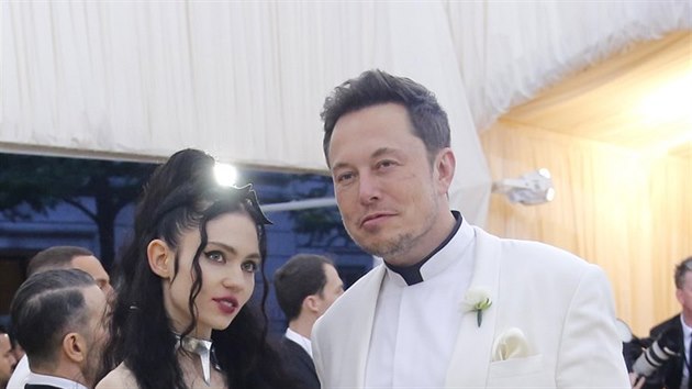 Zpěvačka Grimes a Elon Musk na Met Gala (7. května 2018)