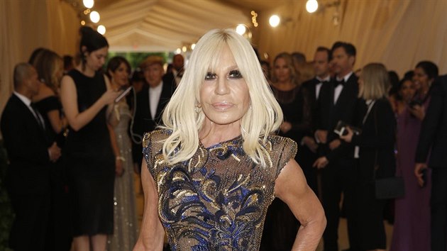 Donatella Versace na Met Gala (New York, 7. května 2018)