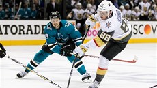 Tomá Hertl ze San Jose pihlíí steleckému pokusu Natea Schmidta.