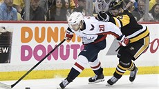 Lars Eller (vlevo) z Washingtonu a Olli Maatta z Pittsburghu.