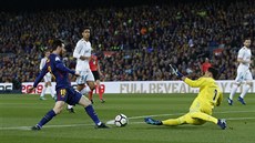 Keylor Navas v brance Realu Madrid likviduje šanci Lionela Messiho.