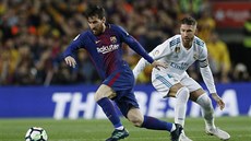 Lionel Messi utíká z dosahu Sergia Ramose.