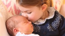 Charlotte dr�í a líbá svého bratra Louise.
