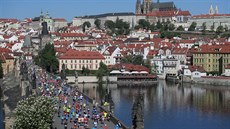 Maratonci bí i pes historické centrum Prahy.