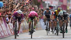 Italský cyklista Elia Viviani (vlevo) si v izraelském Eilatu dojídí pro druhé...