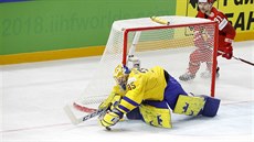 védský gólman Magnus Hellberg krotí kotou po stele Bloruska.