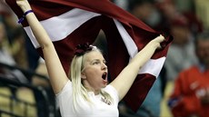 Lotyská fanynka povzbuzuje své favority v utkání s Norskem.
