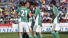 Fotbalisté Bohemians slaví gól do sít Olomouce, který si neastn vstelil...