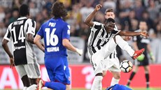 Kwadwo Asamoah (Juventus) se snaí s míem obejít leícího protihráe.