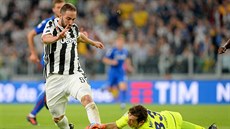 Gólman Antonio Mirante (Boloa) zasahuje ped Gonzalem Higuainem (Juventus).