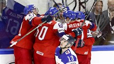 Radost eských hokejist po vyrovnávacím gólu Martina Nease.