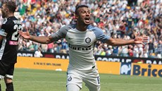 Rafinha z Interu Milán slaví svou úspěšnou trefu od brány Udinese.