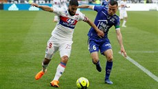 Nabil Fekir (Lyon) stráží míč před Karimem Azamoumem (Troyes).