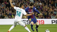 Lionel Messi z Barcelony se snaží obejít bránícího Casemira z Realu Madrid.