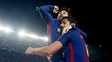 Lionel Messi slaví s Luisem Suárezem branku do sítě Realu Madrid.