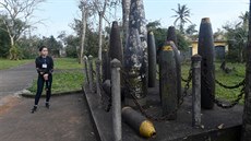 Názorná ukázka bomb, které během války shazovali Američané v okolí vesnice Vinh...