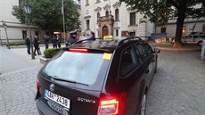 Zástupci sdruení eských taxiká zamíili na Úad vlády, kde jednají s...