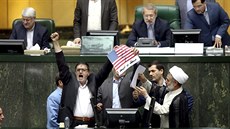 Íránští poslanci v reakci na úterní rozhodnutí amerického prezidenta Donalda...