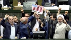 Íránští poslanci v reakci na úterní rozhodnutí amerického prezidenta Donalda...
