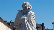 Zabalená socha Karla Marxe na námstí v nmeckém Trevíru eká na odhalení. (4....