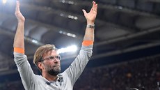 Jürgen Klopp slaví s fanouky Liverpoolu postup do finále fotbalové Ligy mistr.